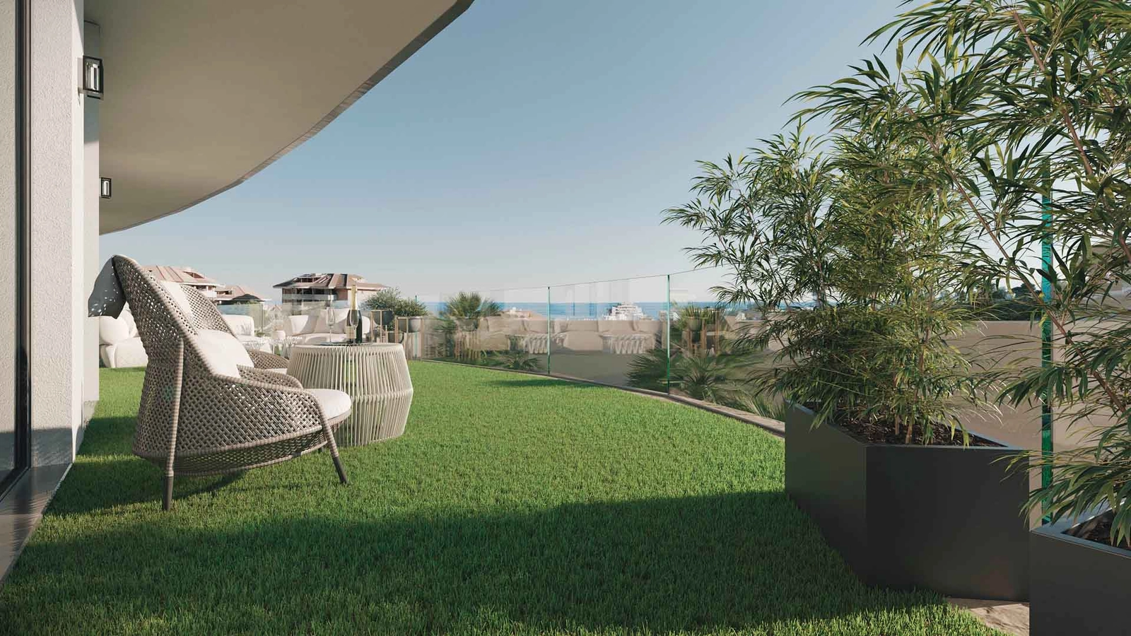 Eine großzügige private Terrasse mit atemberaubendem Blick auf das Mittelmeer von Ihrem Luxushaus an der Costa del Sol.