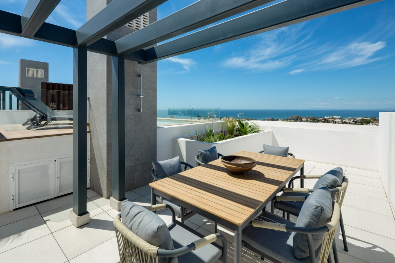 Speisen Sie im Freien auf der großzügigen Dachterrasse mit Panoramablick auf das Meer der Costa del Sol.