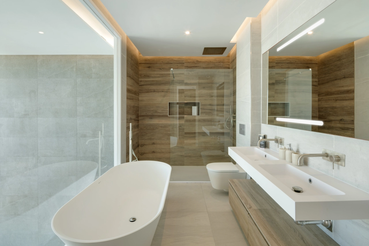 Ein luxuriöses Hauptbadezimmer mit freistehender Badewanne und hochwertigen Oberflächen für ein Spa-ähnliches Erlebnis.