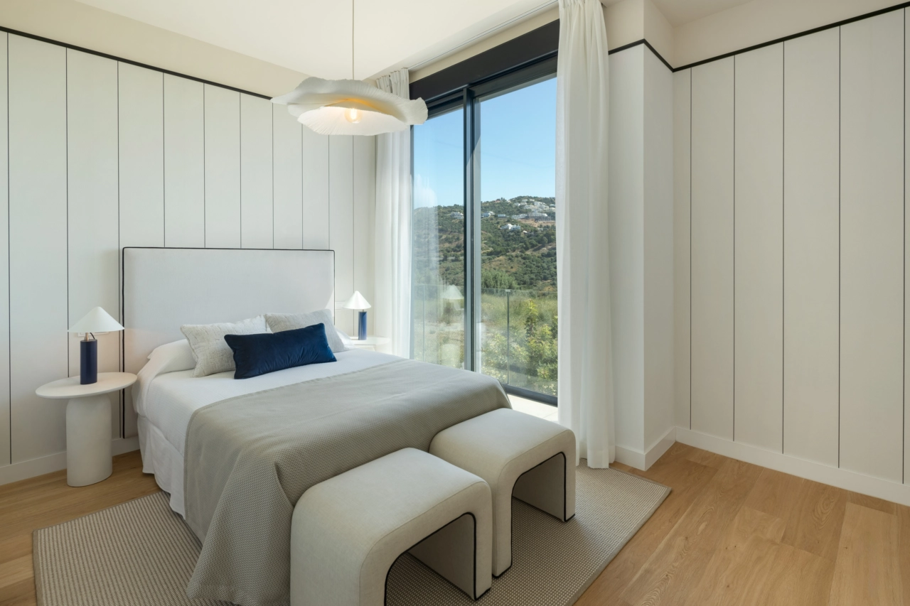 Ein komfortables Gästezimmer mit ruhigem Blick auf die umliegende grüne Landschaft.