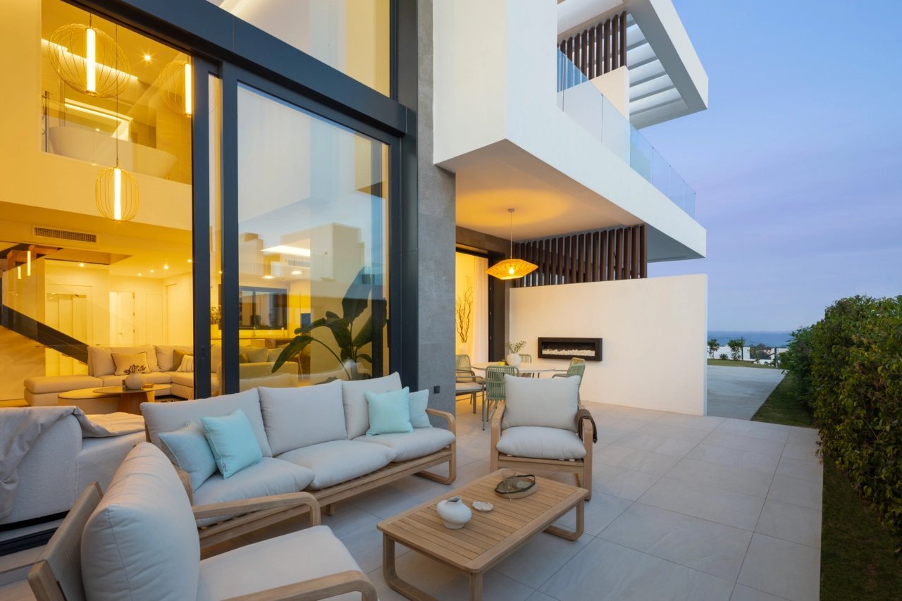 Verbringen Sie einen entspannten Abend auf der privaten Terrasse, komplett mit einem modernen Bioethanol-Kamin.