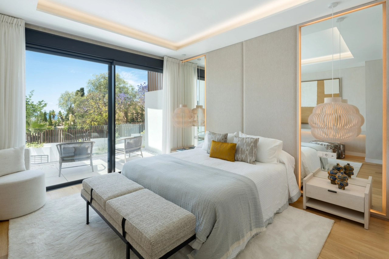 Eine weitere Ansicht einer wunderschön eingerichteten Master-Suite mit direktem Zugang zu einer privaten Terrasse.