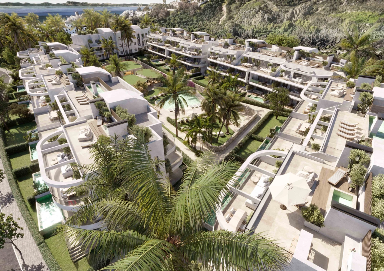 Eine erhöhte Ansicht von The Palms, die die einzigartige Architektur und die üppige, grüne Umgebung dieser exklusiven Wohnanlage in Estepona zeigt.