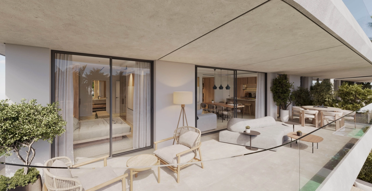 Ein Blick auf die weitläufige private Terrasse, ein idealer Ort zum Entspannen, Essen und Genießen des mediterranen Lebensstils.