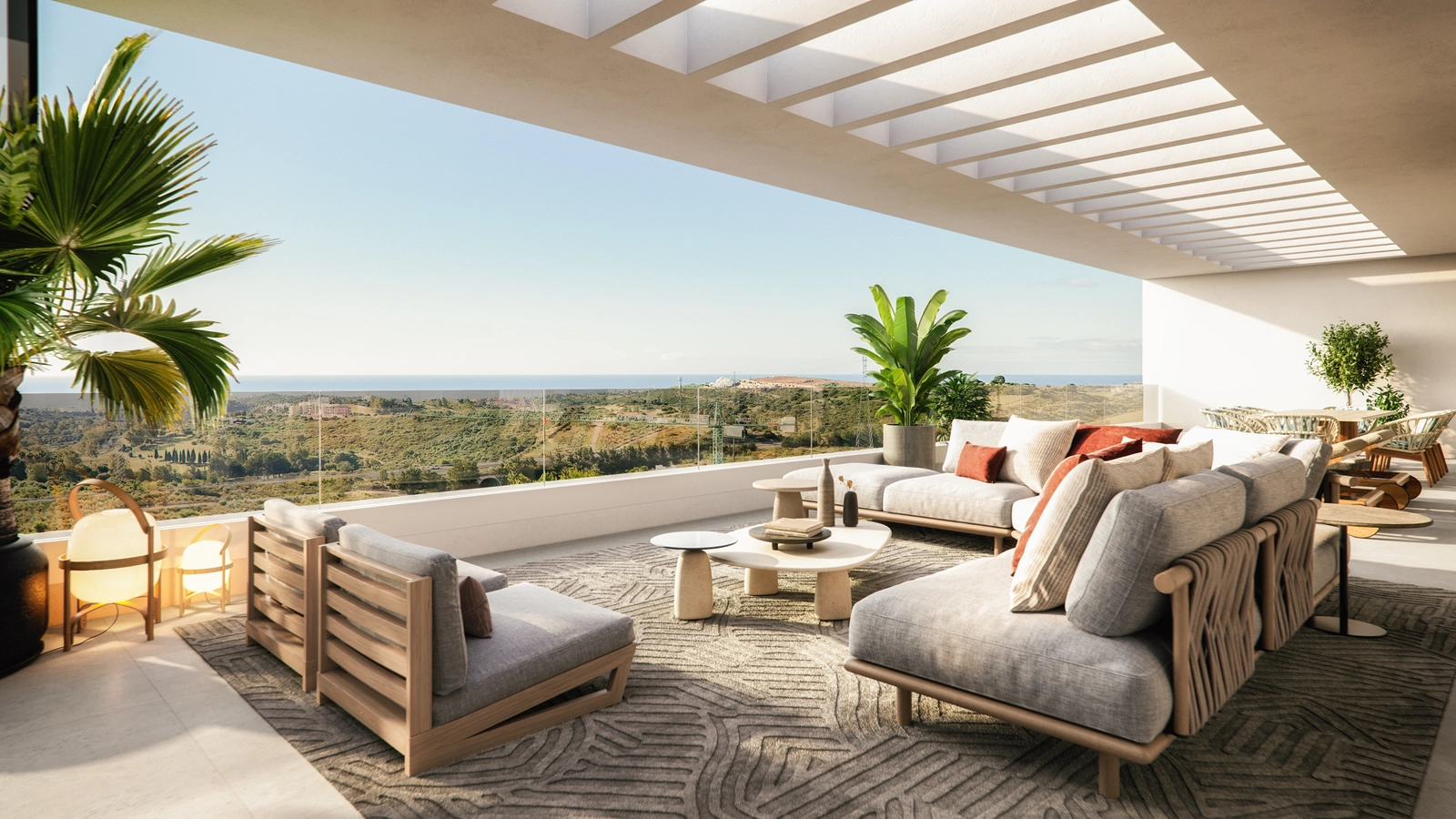 Geräumige private Terrassen bieten Panoramablicke auf die Mittelmeerküste.