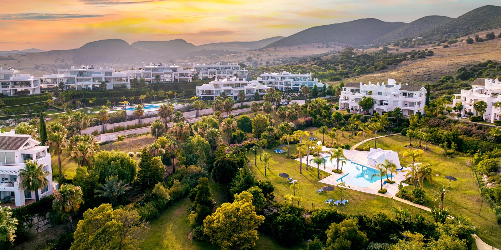 Eine Luftaufnahme dieser beeindruckenden Anlage, eingebettet in die grünen Hügel der Costa del Sol.