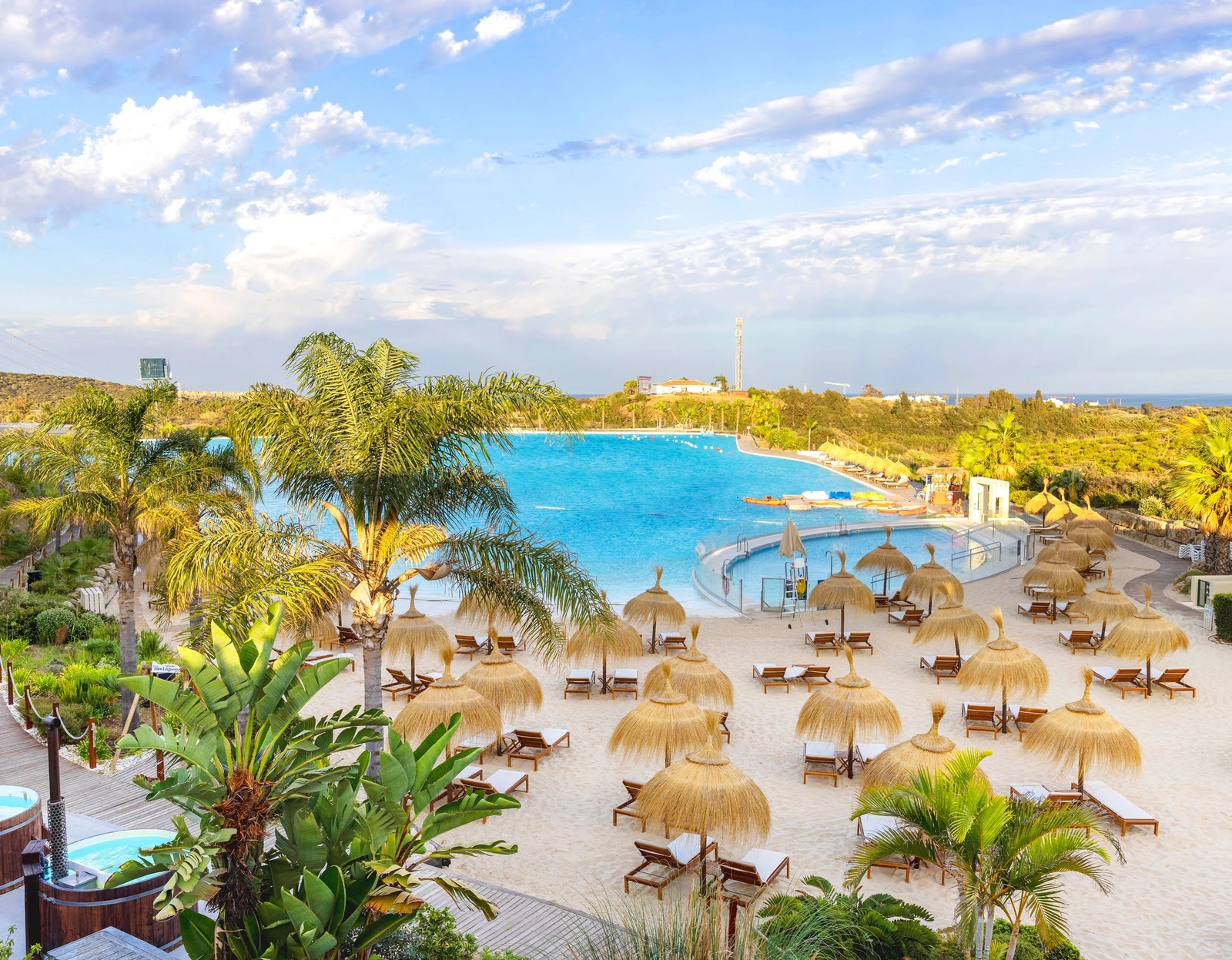 Entspannen Sie an den sandigen Ufern der exklusiven Kristalllagune, einem einzigartigen Merkmal an der Costa del Sol.