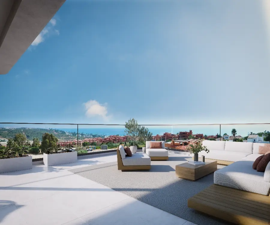 Entspannen Sie sich auf Ihrer großzügigen Dachterrasse mit Panoramablick auf das Meer über die Costa del Sol.