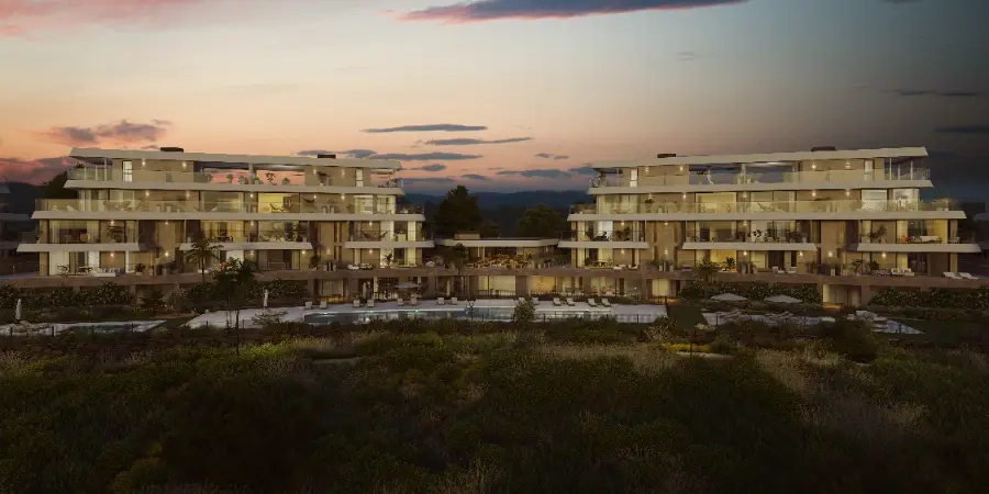 Die Anlage präsentiert eine beeindruckende Silhouette vor dem Abendhimmel an der Costa del Sol.