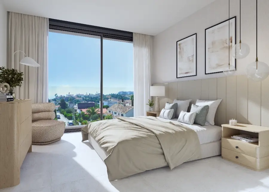 Das Hauptschlafzimmer, ein ruhiger Rückzugsort mit großen Fenstern, die wunderschöne Ausblicke bieten.