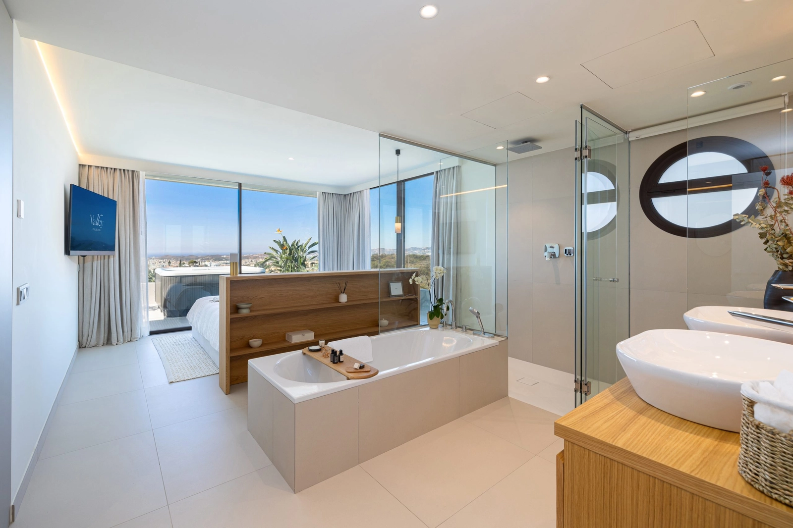 Elegante Bäder en suite verfügen über eine freistehende Badewanne und hochwertige Armaturen für ein Spa-ähnliches Erlebnis zu Hause.