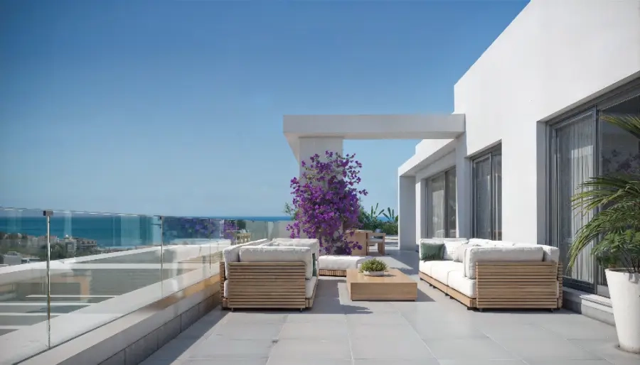 Geräumige Terrassen, die darauf ausgelegt sind, den atemberaubenden Meerblick der Costa del Sol zu genießen.